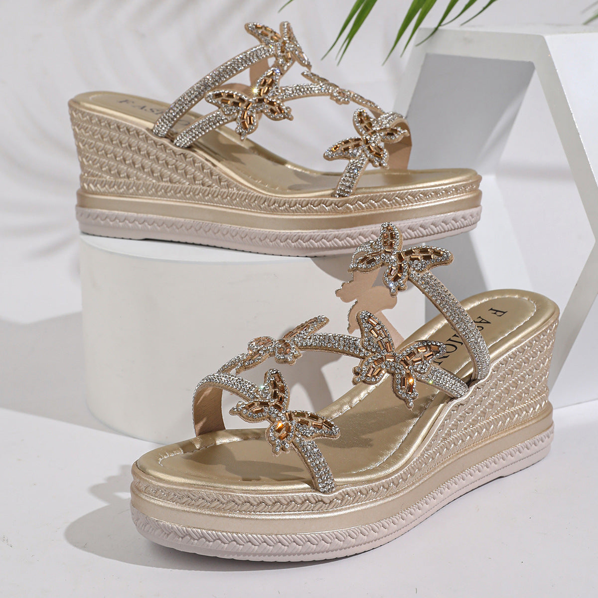 Damen Wedge-Sandalen mit funkelnden Schmetterlingsapplikationen und elegantem Kreppdesign R&B