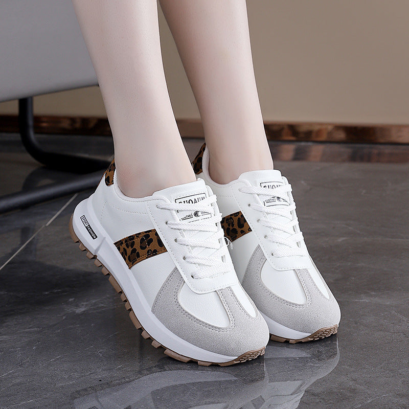 Damen Sportliche Sneaker mit animalischem Akzent R&B