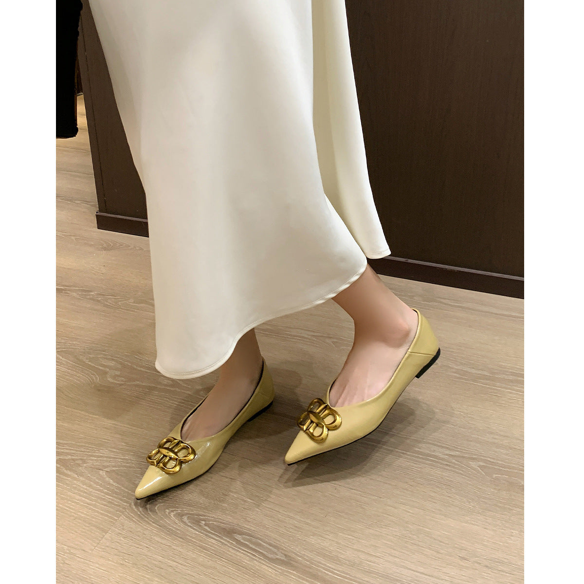Damen Ballerinas mit elegantem Spitzenbereich und luxuriösem Schnallenakzent