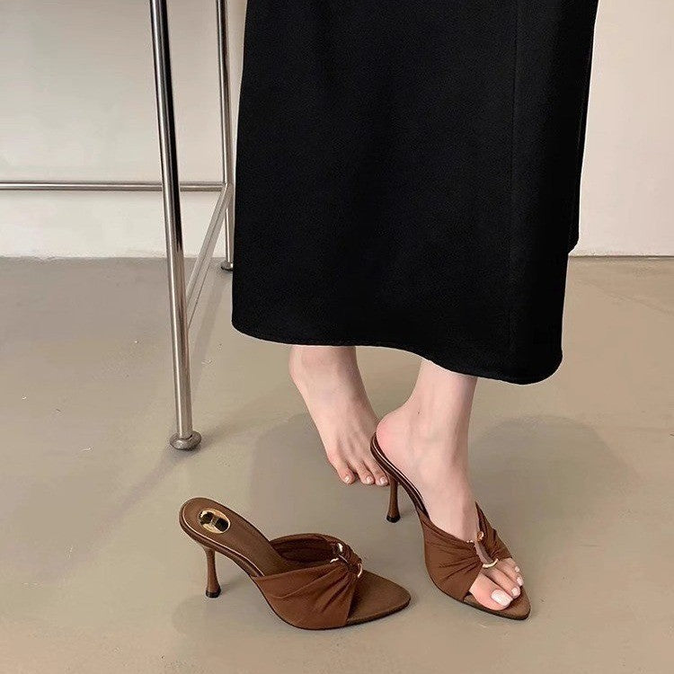 Damen elegante Mules mit geschwungenem Riemchen und zierlichen Details R&B