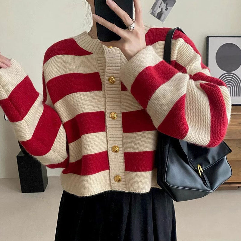 Damen Strickjacke mit dekorativem Streifenmuster und goldenen Knöpfen R&B