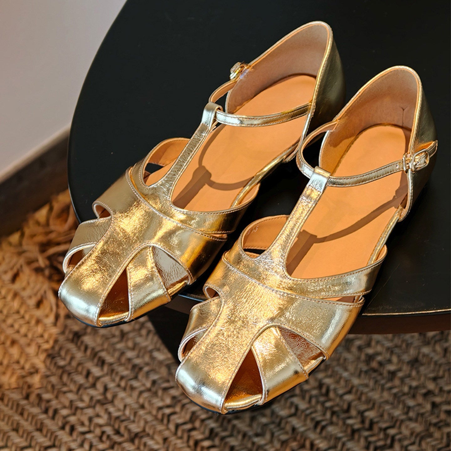 Damen Elegante Sandalen mit geschwungenem Riemchen und funkelndem Metallic-Finish R&B