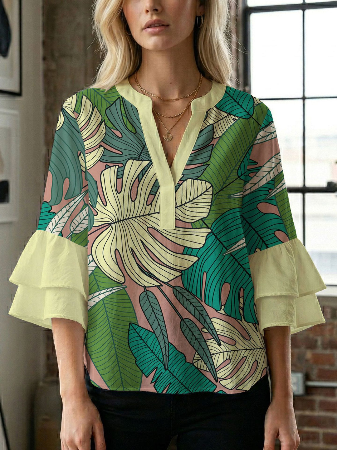 Damen Bluse mit voluminösen Flügelärmel und intensivem Blattmuster R&B