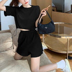 Damen Freizeit-Set mit cropped Oberteil und Shorts im lässigen Stil