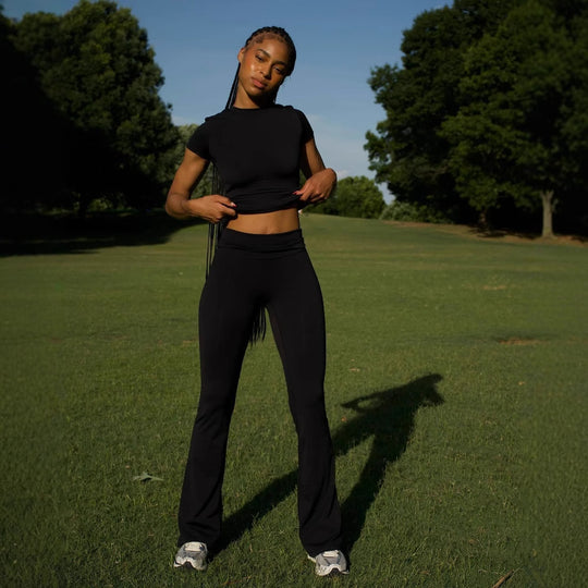Damen Sportliches Set aus atmungsaktivem Oberteil und weit geschnittenen Leggings R&B