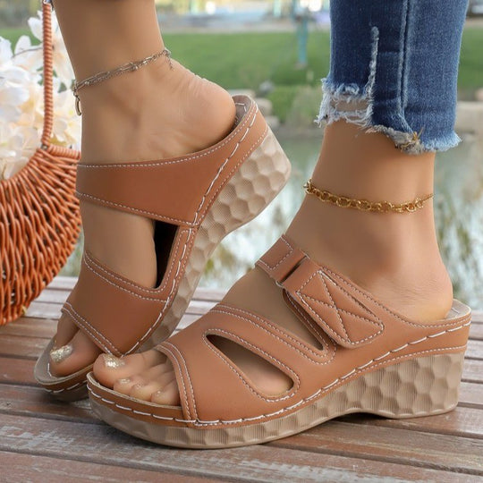Damen Wedge-Pantoletten mit verstellbarem Riemendesign und Komfortsohle R&B