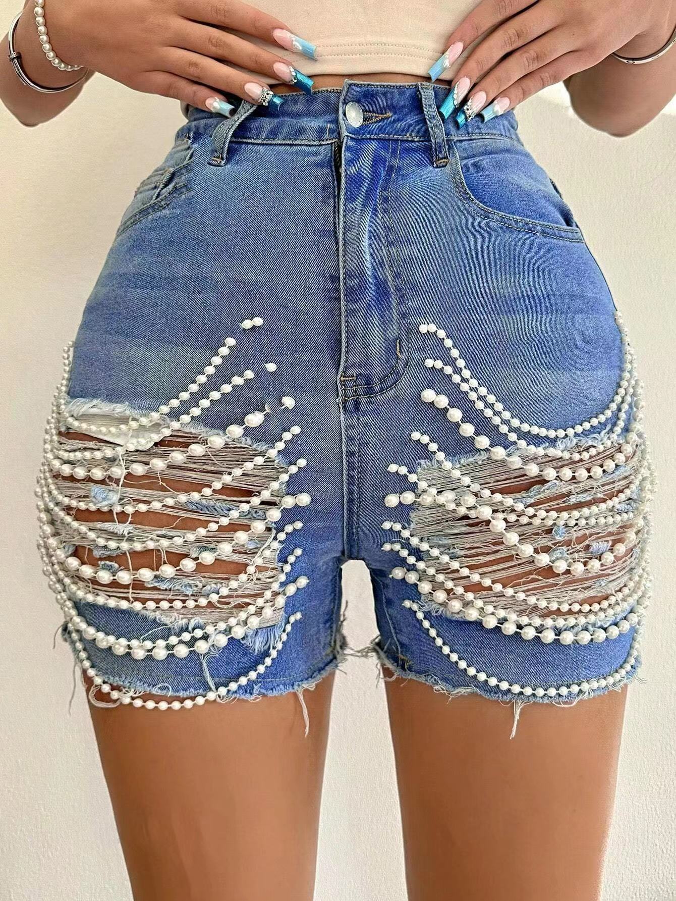 R&B | Zerrissene Denim-Shorts mit hoher Taille und handgefertigter Perlenkette für Damen