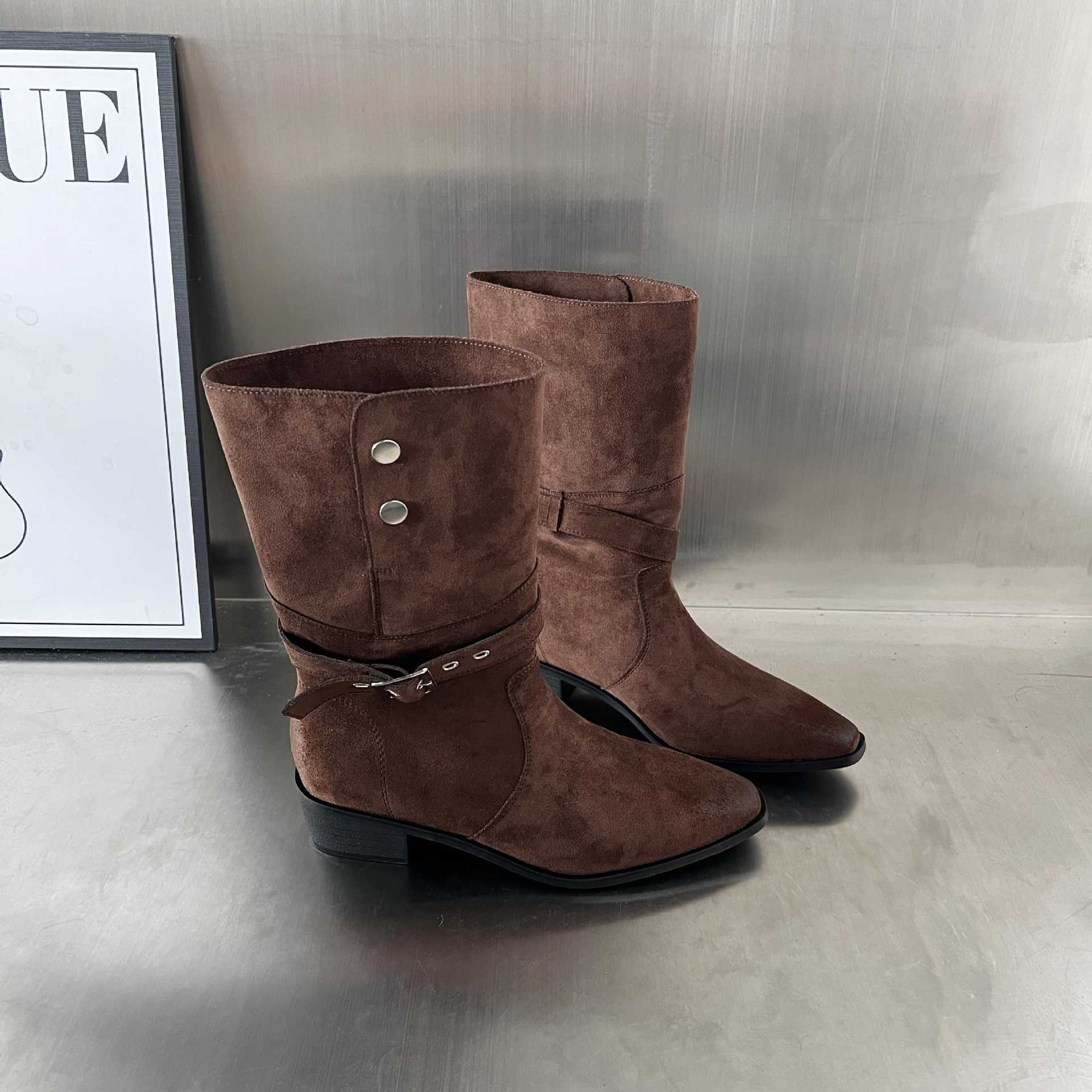 Damen Elegante Stiefel aus hochwertigem Wildleder mit modischem Schnallenverschluss R&B