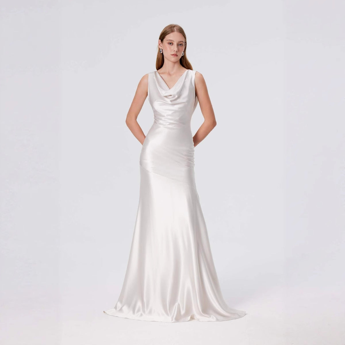 Damen elegantes Abendkleid mit fließendem Satin und raffiniertem Ausschnitt R&B