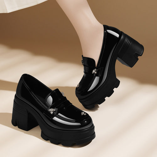 Damen Glamouröse Plattform-Mokassins mit glanzvollem Obermaterial und Schmuckdetails R&B