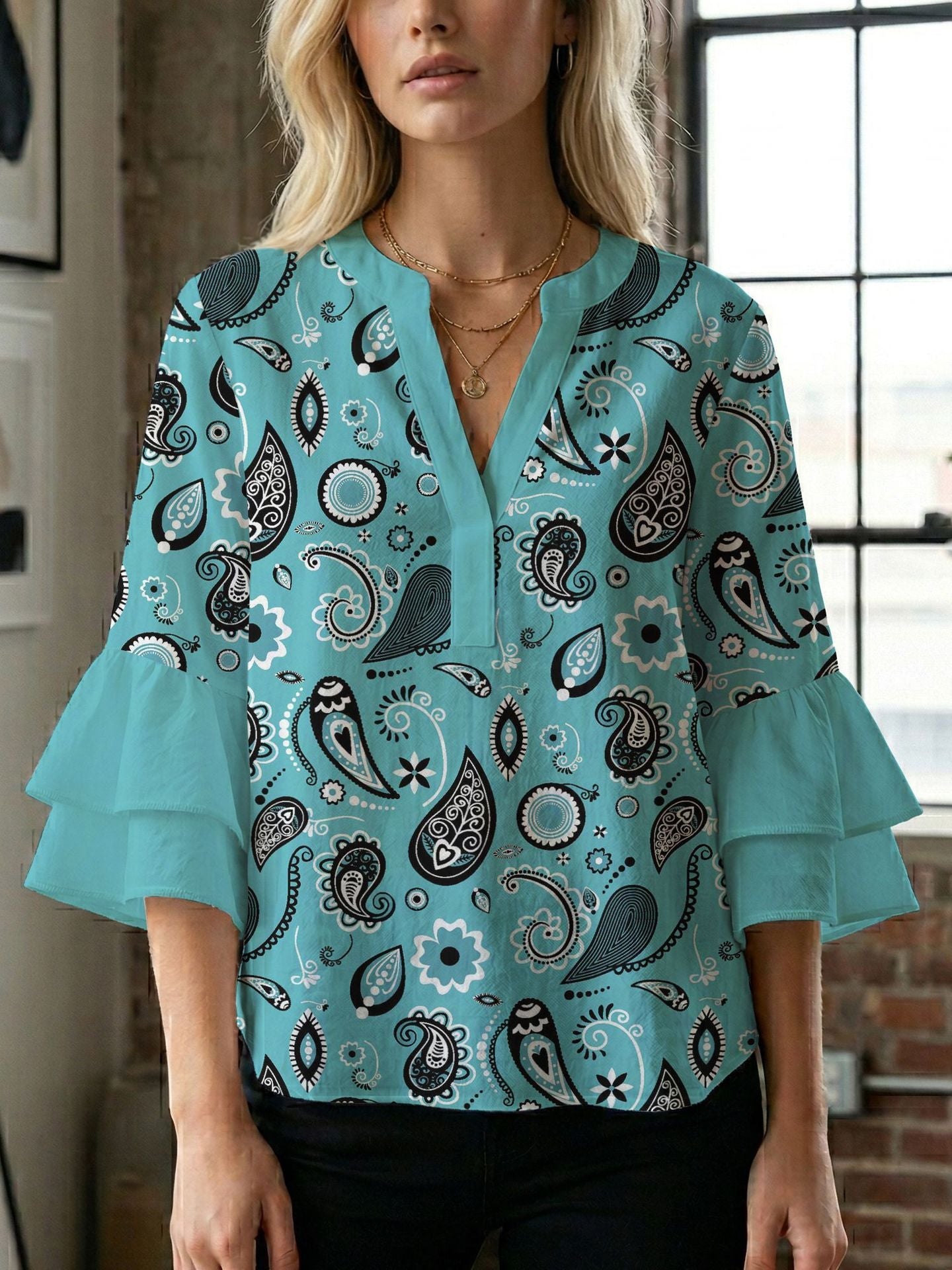 Damen Bluse mit voluminösen Flügelärmel und intensivem Blattmuster