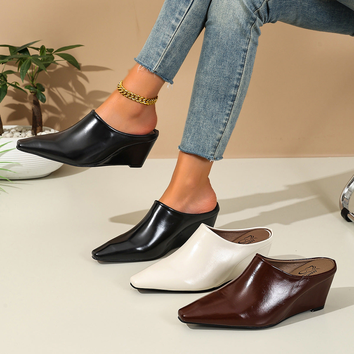 Damen Mules mit elegantem spitzem Design und glänzender Oberfläche R&B