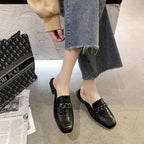 Damen Mules mit hochwertiger Kroko-Prägung und modischer Kettenapplikation EB