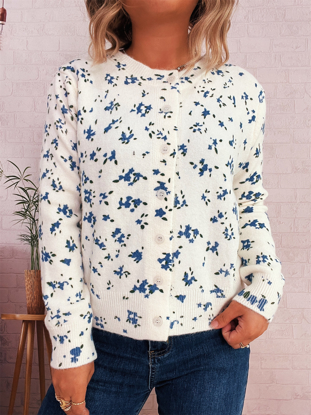 Damen gemütliche Strickjacke mit floralen Mustern und Knopfverschluss R&B