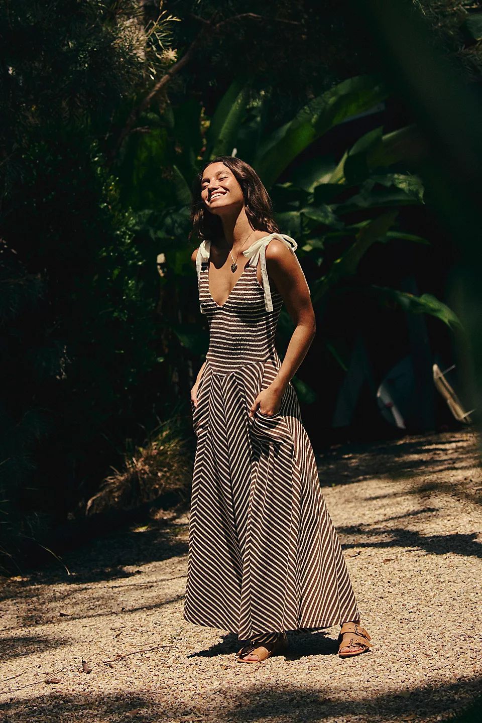 Damen Maxi-Sommerkleid mit verspielten Trägern und elegantem V-Ausschnitt R&B
