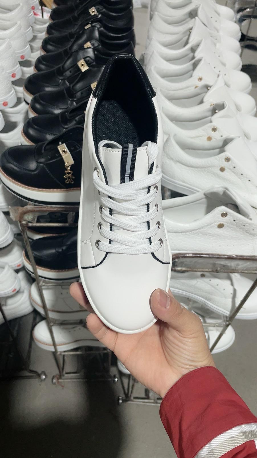 Damen Komfortable Sneakers mit floralem Design und dämpfendem Fußbett R&B