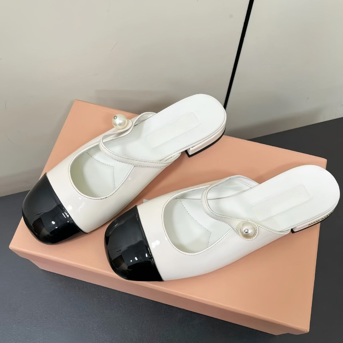 Damen Mules mit elegantem Riemendesign und glamourösem Perlenakzent
