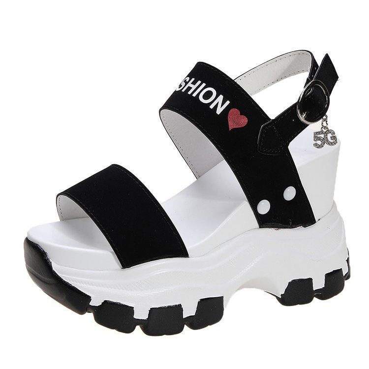 Damen nan Plateau-Sandalen mit dicker Profilsohle, verstellbarem Knöchelriemen und Schmuckanhänger R&B