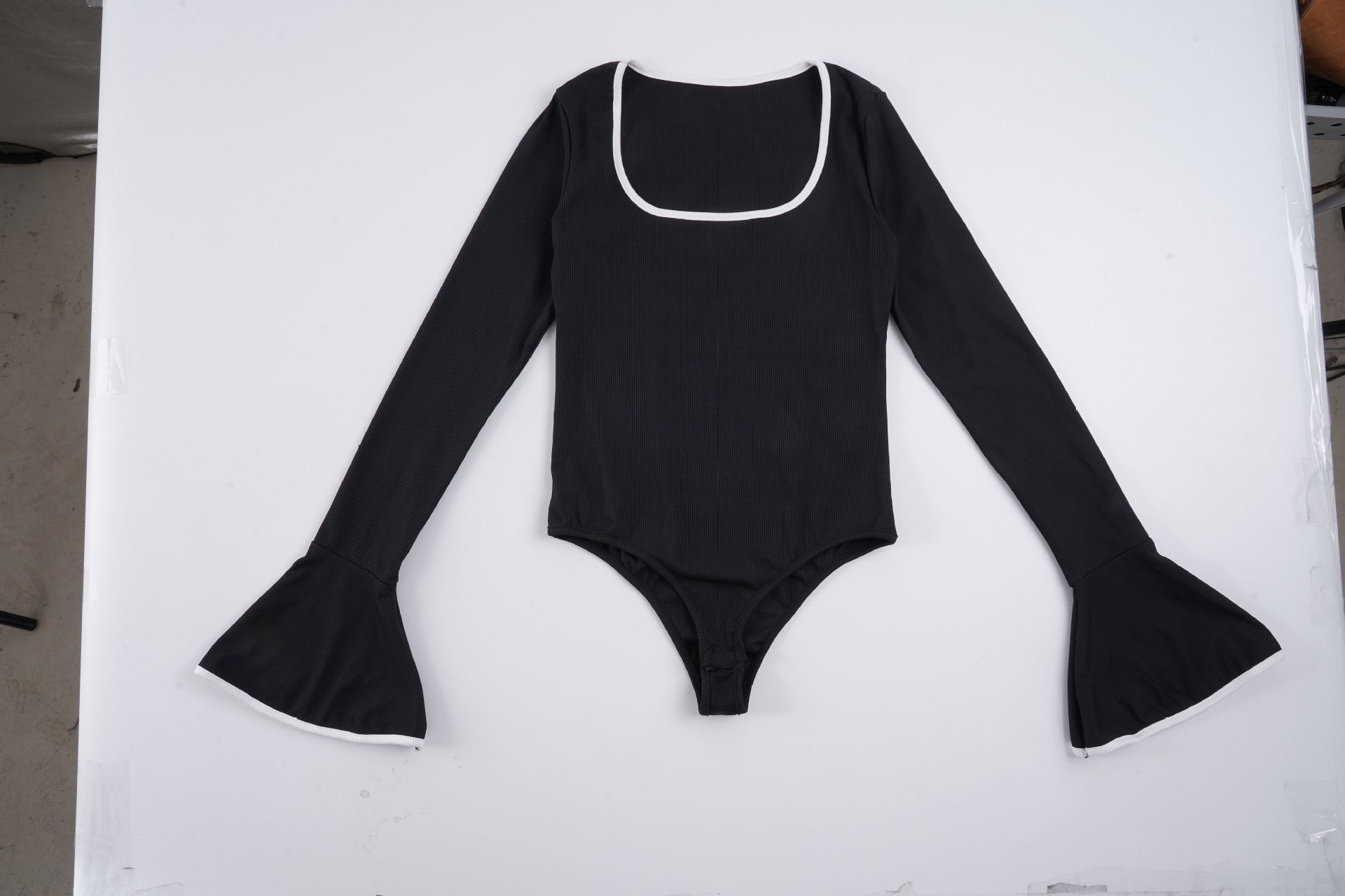 Damen Body mit langen Ärmeln und elegantem Rüschenabschluss R&B