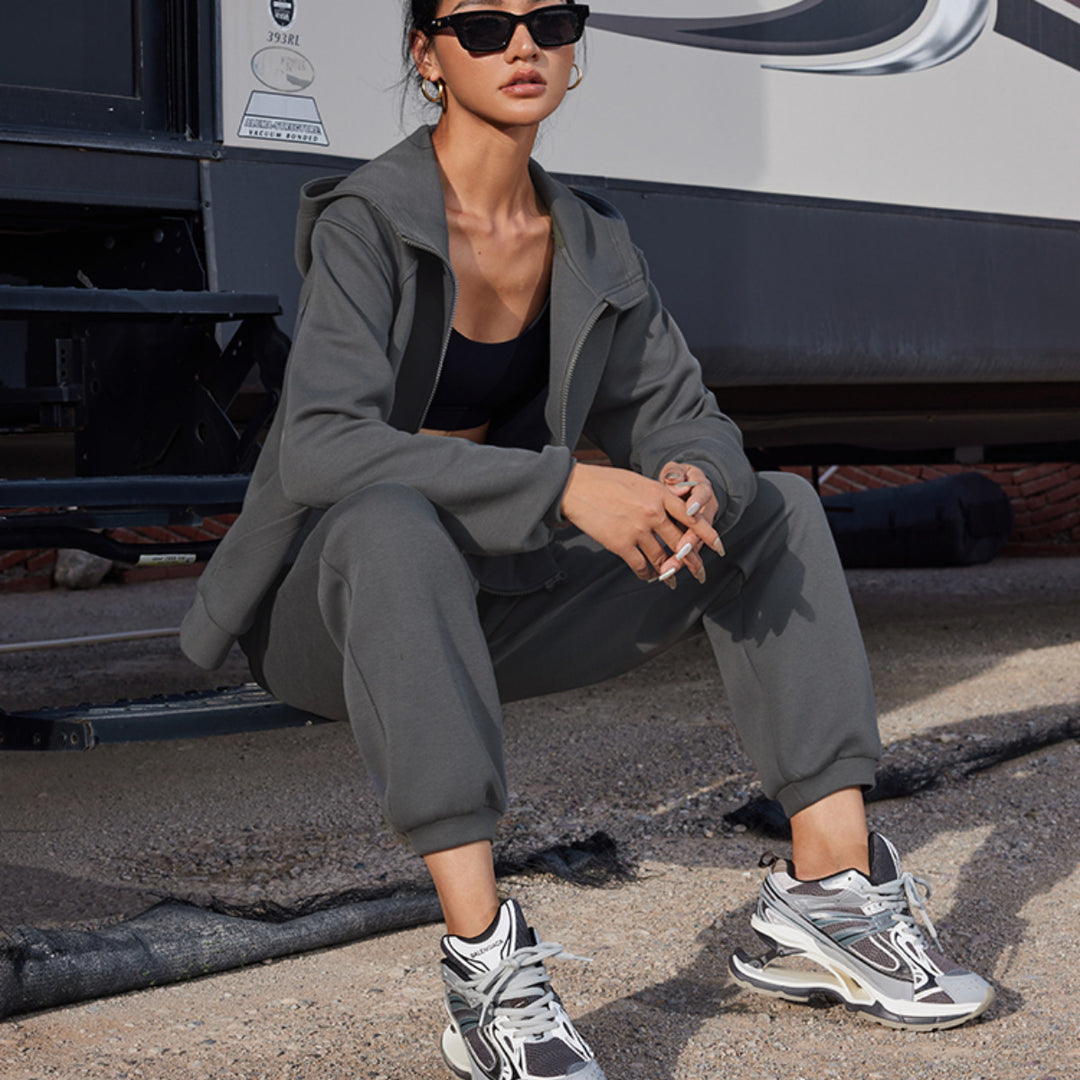 Damen Sportiver Freizeitanzug mit praktischen Taschen und modernem Reißverschluss R&B