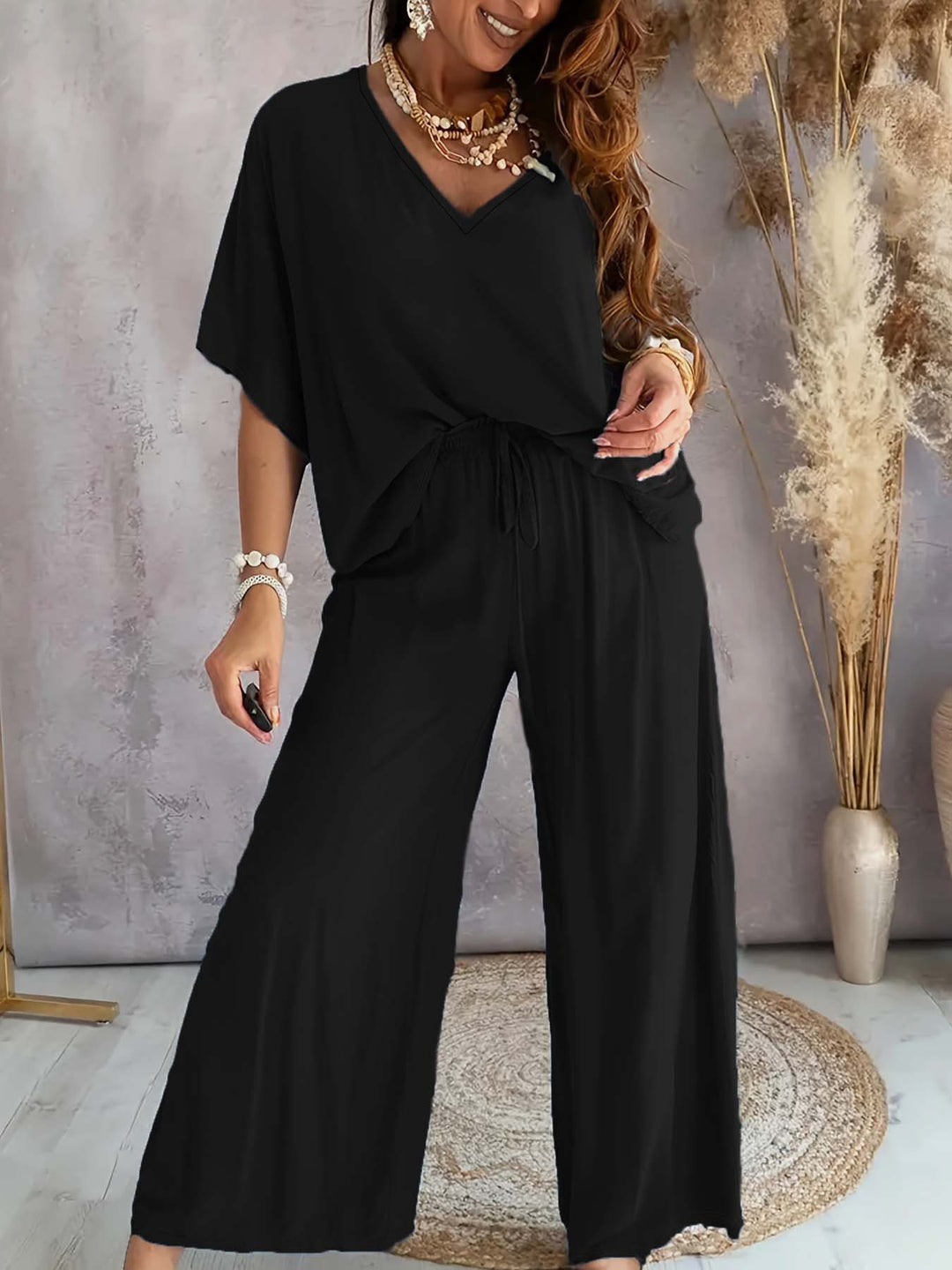 Damen Lässiges Freizeitoutfit bestehend aus lockerem Oberteil und weiten Hosen R&B
