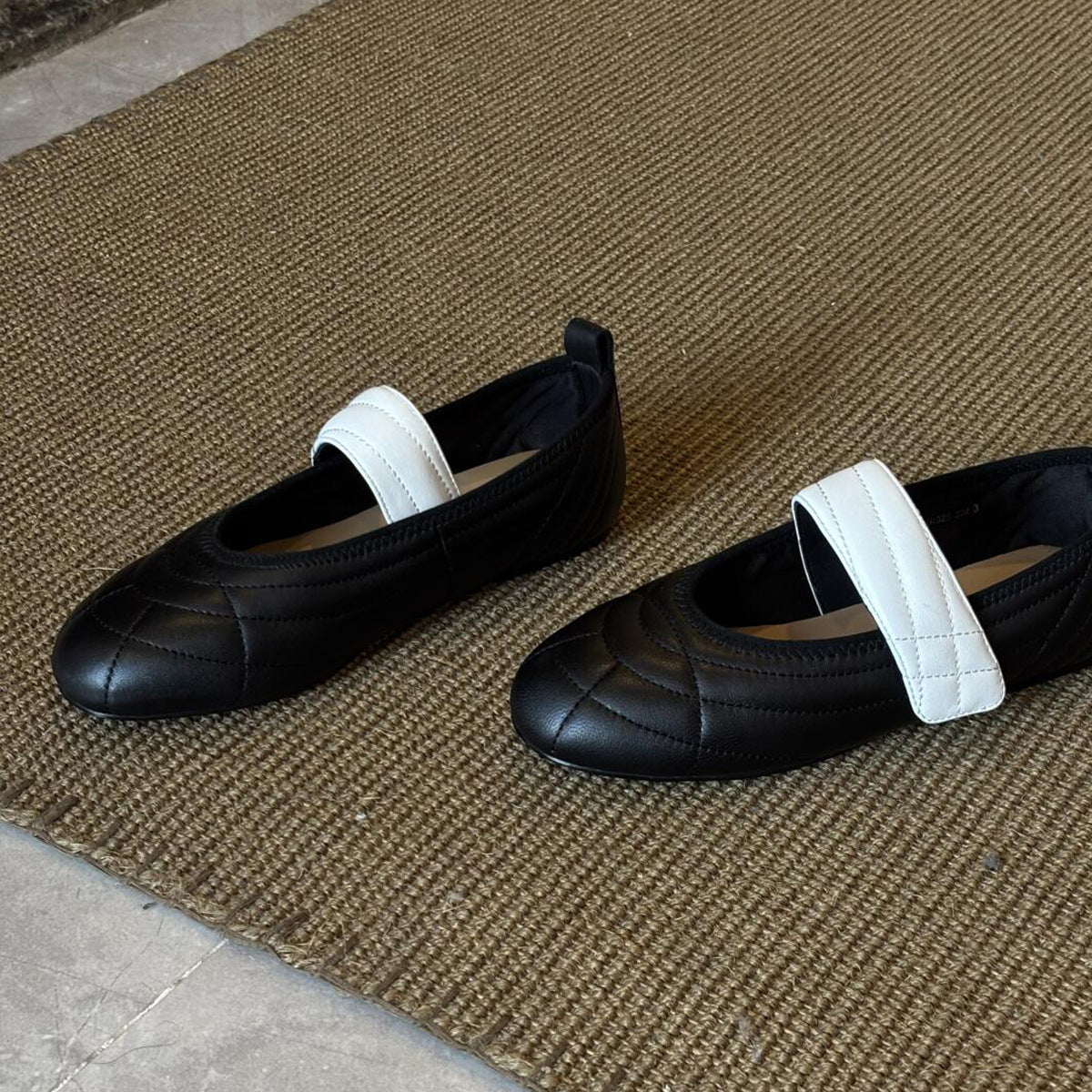 Damen Ballerinas mit elegantem Riemen und modischem Steppdesign