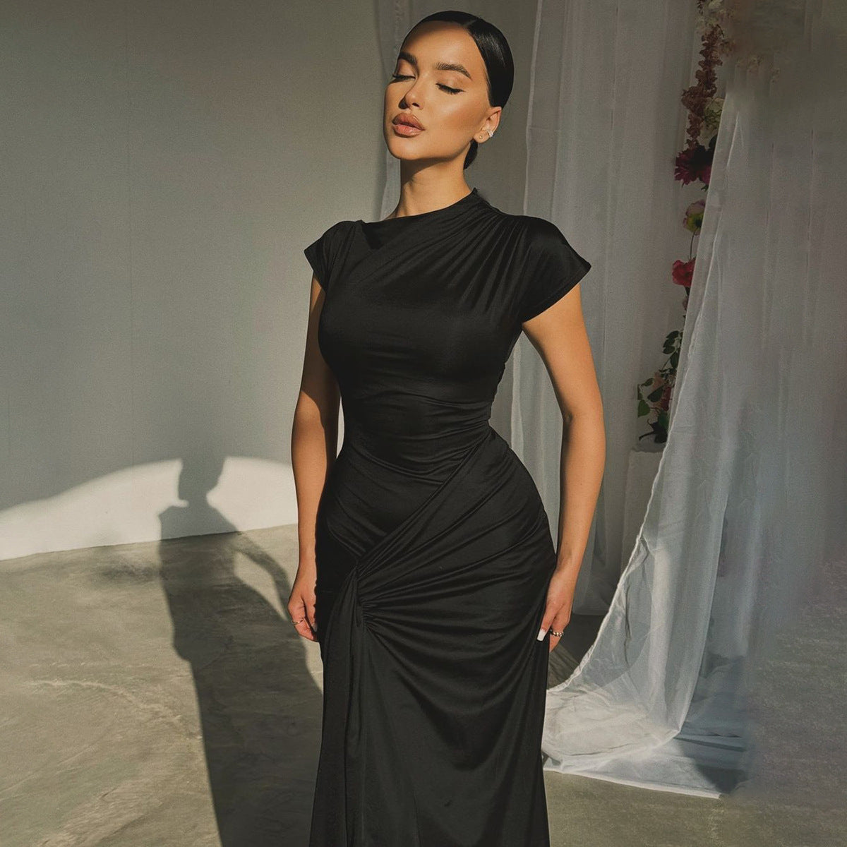 Damen Elegantes Maxikleid mit Drapierung und asymmetrischem Saum R&B