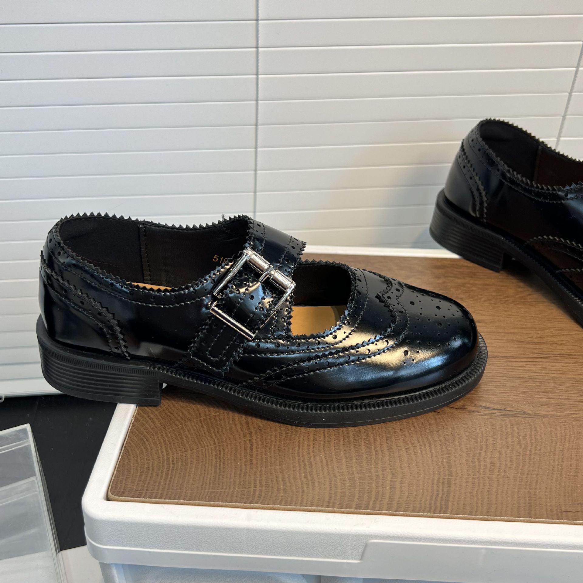Damen Elegante Ballerinas mit modischem Schnallenverschluss und feiner Perforation R&B