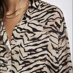 Damen Bluse mit auffälligem Tiermotiv und lockerer Passform R&B