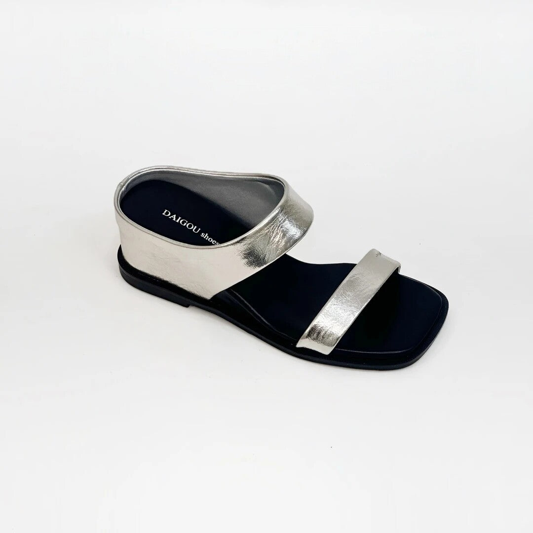 Damen Elegante Sandalen mit breitem Metallriemen und komfortablem Fußbett R&B