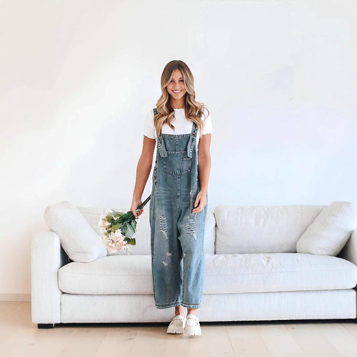 Damen Latzhose mit modischen Destroyed-Details und weitem Schnitt R&B