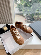 Damen Sneaker aus hochwertigem Wildleder mit trendigem Design und robustem Sohlenprofil R&B