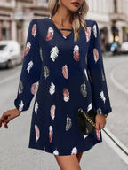 Damen Kleid mit modischem Federprint und edlen V-Ausschnitt R&B