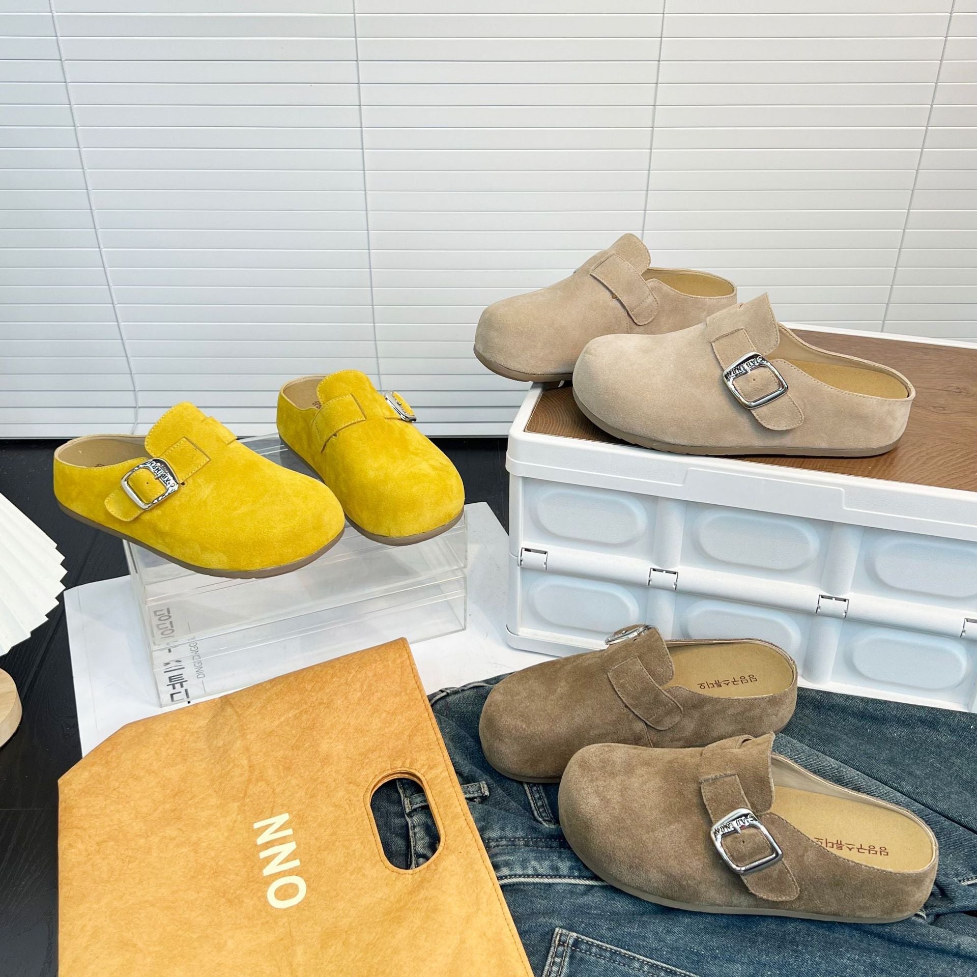 Damen Bequeme Wildleder-Clogs mit verstellbarem Riemen und ergonomischem Fußbett R&B