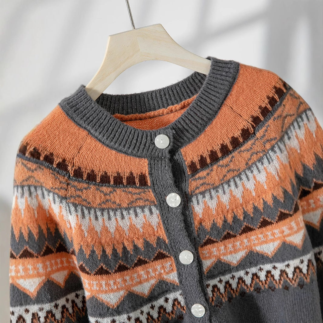 Damen Strickjacke mit aufwendigen geometrischen Mustern und nachhaltigem Material