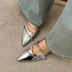 Damen spitz zulaufende Flats mit verstellbaren Riemen und glänzender Oberfläche EB