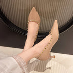 Damen elegante spitze Pumps mit funkelnden Pyramidendetails