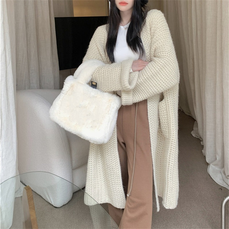 Damen Lange Strickjacke mit praktischen Taschen und modischem Zopfmuster R&B