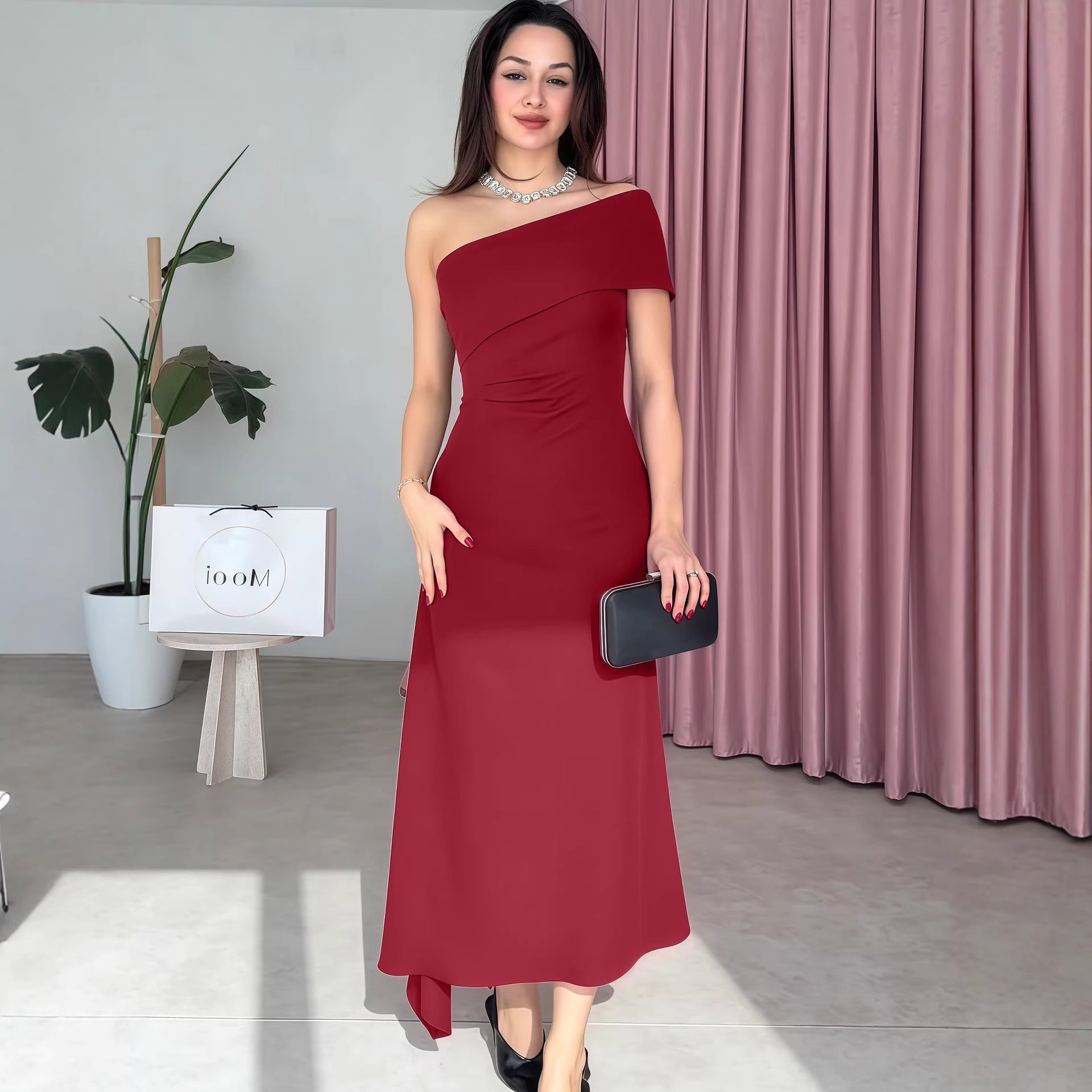 Damen Elegantes Maxikleid mit asymmetrischem Ausschnitt und raffiniertem Träger R&B