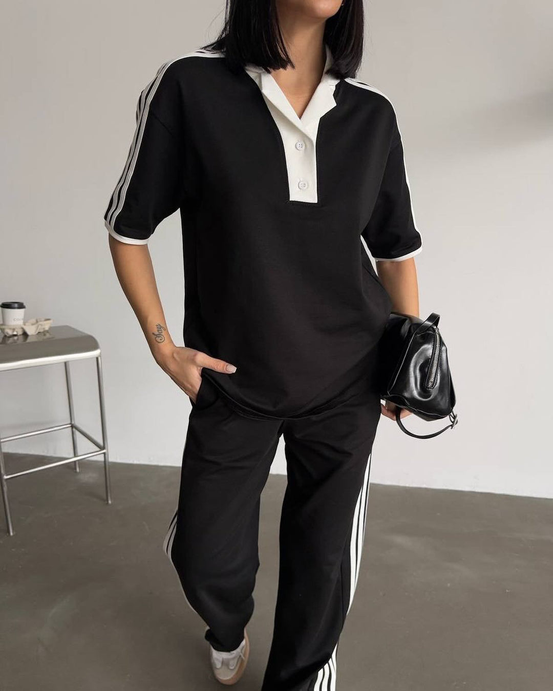Damen sportliches Polo-Set mit kurzen Ärmeln und seitlichen Streifen R&B