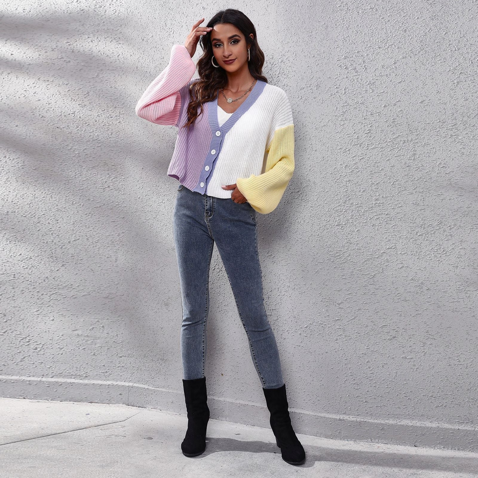Damen Moderner Strickcardigan mit bunten Blockstreifen und V-Ausschnitt R&B