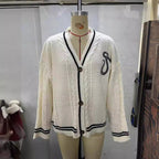 Damen nan gestrickte College-Cardigan mit Zopfmuster, V-Ausschnitt, kontraststreifen und gestickten Applikationen R&B