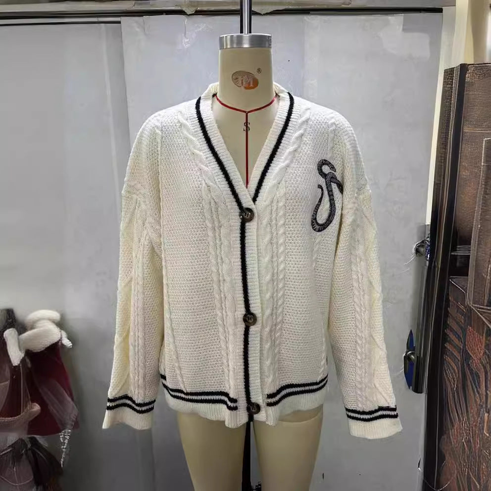 Damen nan gestrickte College-Cardigan mit Zopfmuster, V-Ausschnitt, kontraststreifen und gestickten Applikationen R&B