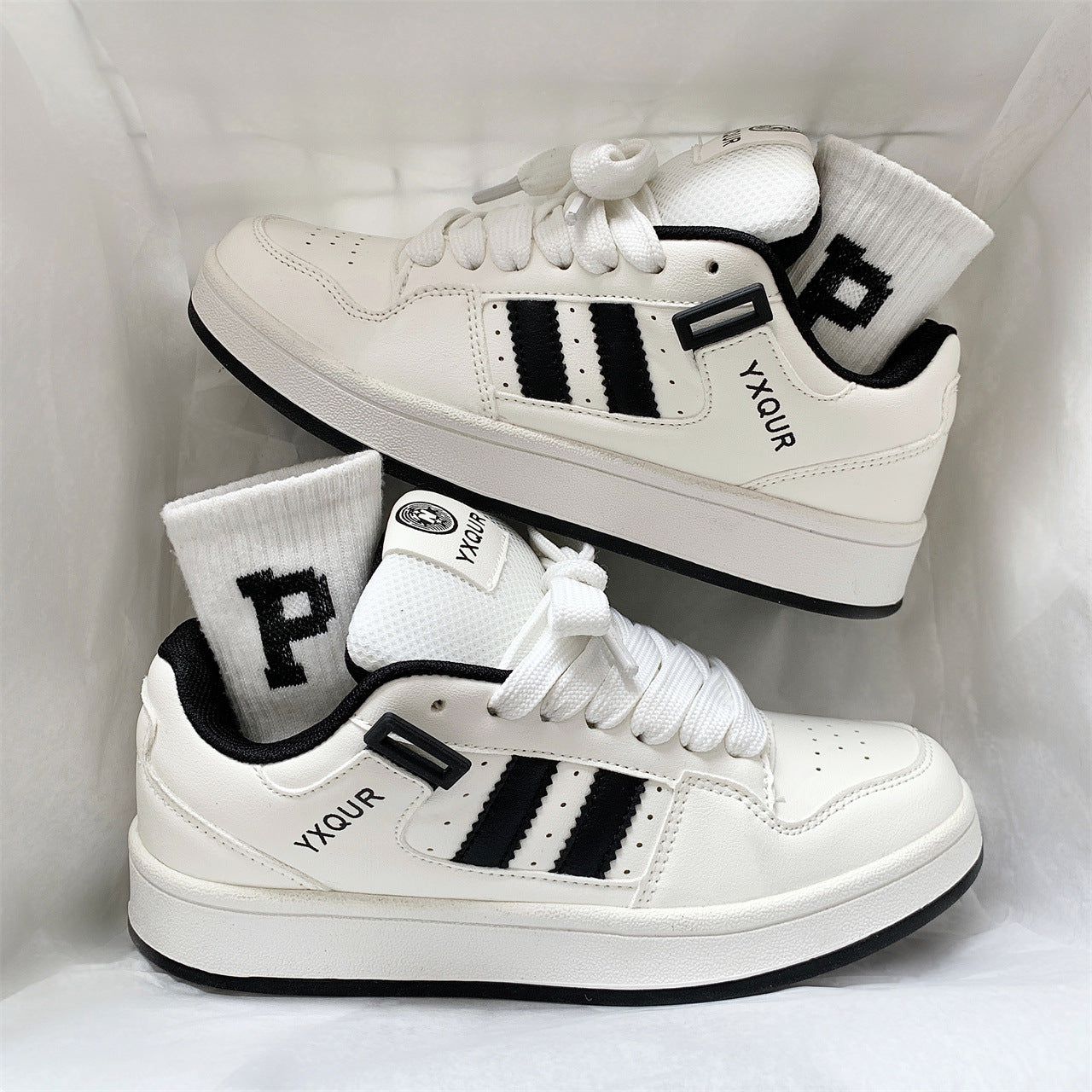 Damen Stylische Sneakers mit perforierter Oberfläche und sportlicher Sohle R&B