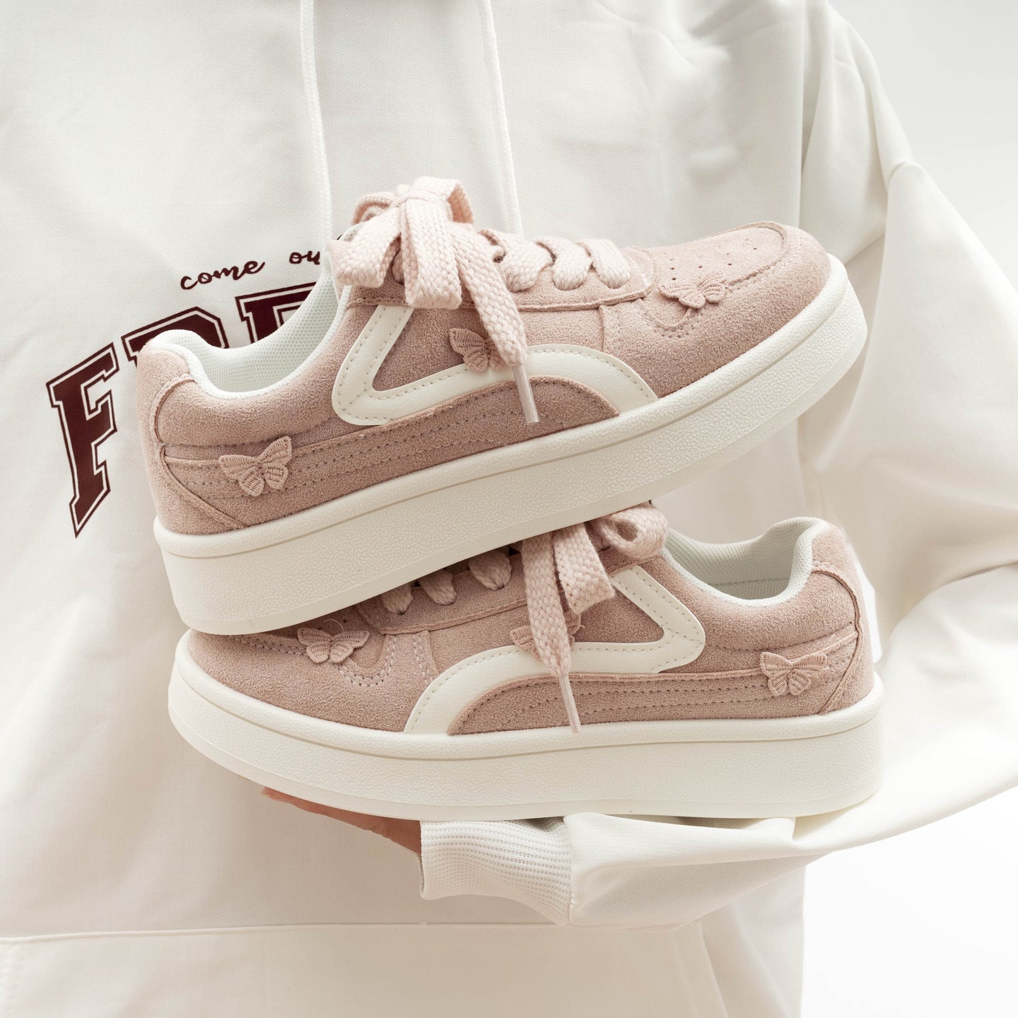Damen Sneakers mit filigranem Schmetterlingsdesign und sportlicher Profilsohle