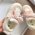 Damen Sneakers mit dekorativen Rüschen und verspielten Schleifen