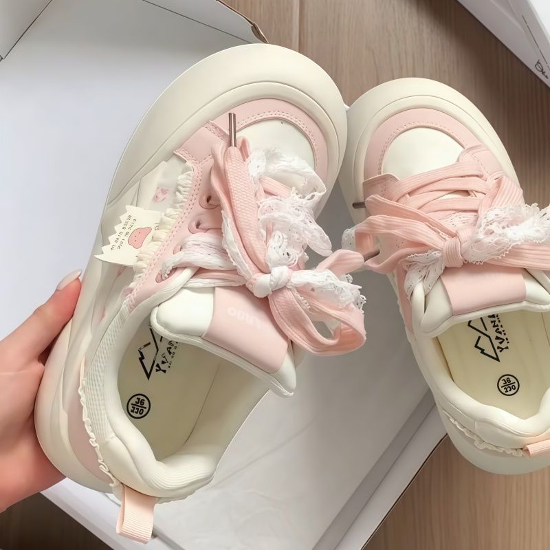 Damen Sneakers mit dekorativen Rüschen und verspielten Schleifen
