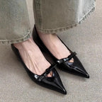 Damen spitze Pumps mit elegantem Schleifendetail und glänzender Oberfläche