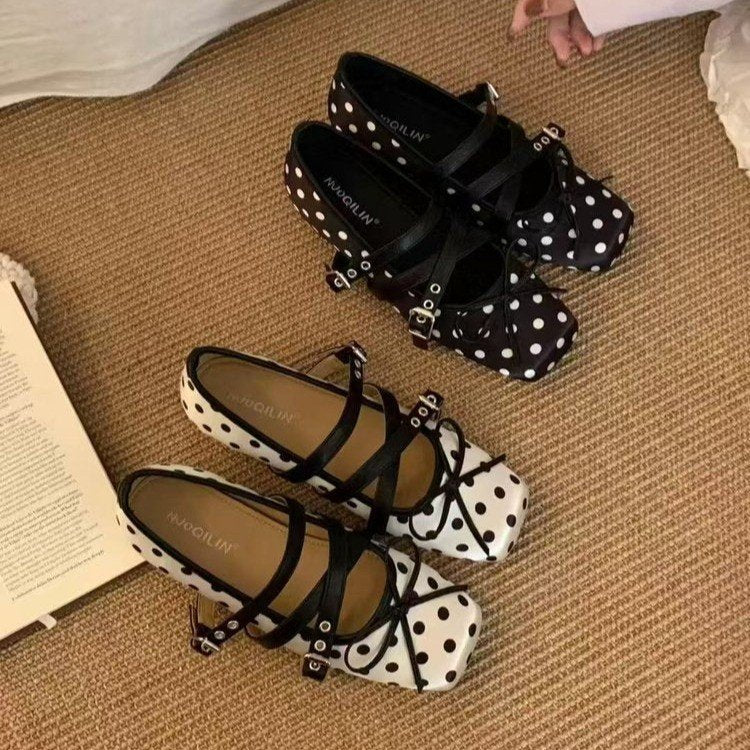Damen Ballerina-Pumps mit modischem Riemchen und kontrastierendem Punkten-Design R&B