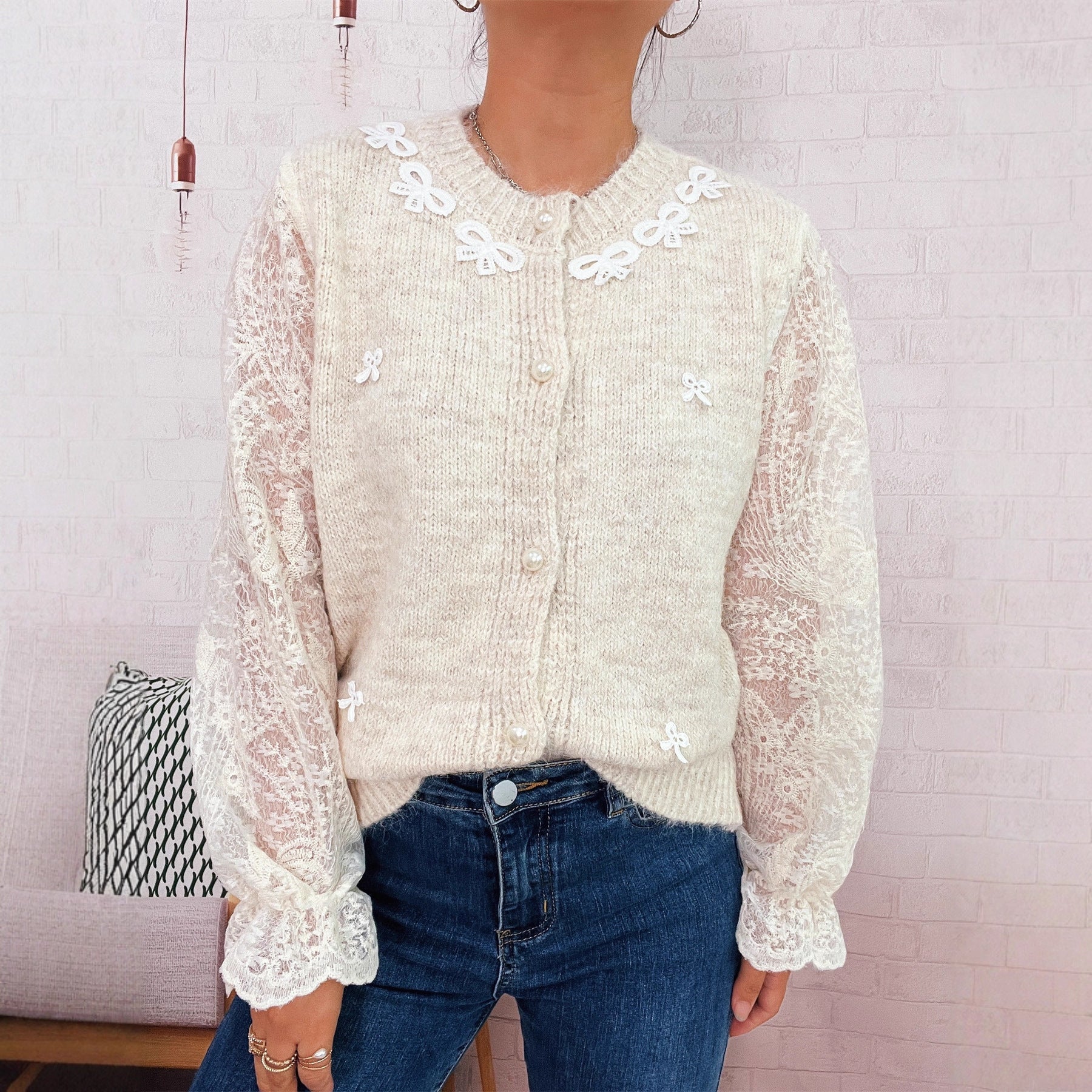 Damen Strickjacke mit romantischen Spitzendetails und eleganten Knopfverschlüssen R&B